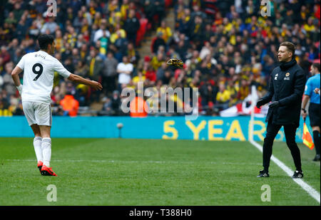 Londres, Royaume-Uni. 07Th avr, 2019. Wolverhampton Wanderers' Raul Jimenez par ses loups Masque lors du match demi-finale de la Coupe FA unis entre Watford et Wolverhampton Wanderers au Stade de Wembley, Londres, Royaume-Uni le 07 avril 2019. Action Crédit : Foto Sport/Alamy Vivre NewsEditorial uniquement, licence requise pour un usage commercial. Aucune utilisation de pari, de jeux ou d'un seul club/ligue/player publication. Action Crédit : Foto Sport/Alamy Live News Banque D'Images