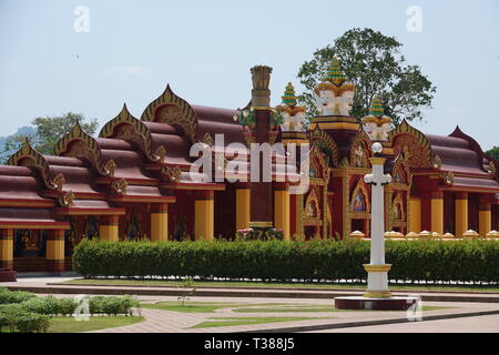 Ao Luek Distrikt, Thaïlande. 08Th Mar, 2019. La succession et un hall avec pagodes de Wat Maha That Wachira Mongkol ou aussi appelé Wat Bang Tong. Le Chedi de Wat Bang Tong est à 45 mètres de haut et l'un des plus élevés dans le sud de la Thaïlande. Crédit : Alexandra Schuler/dpa/Alamy Live News Banque D'Images