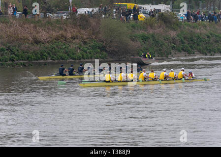 Men's réserver race Cambridge v Oxford Goldie v Isis à l'Université 2019 Voile Course vers la ligne d'arrivée Mortlake, Londres, Royaume-Uni Banque D'Images