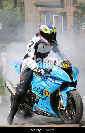 Roues de vélo brûlant caoutchouc, moto, dérive, fumée, patinage de course, pneu brûlant, décollement, décollement, à Chorley, Lancashire, Royaume-Uni.7 avril, 2019. Tour Hoghton 43ème Moto Sprint. Rider 17 John Nichol de Lytham St Annes à cheval BMW S1000 RR. Pneus à roues de motocyclettes en train de brûler et de fumer sur la piste de course, moto de sport dévoré avec beaucoup de fumée et de caoutchouc. Banque D'Images