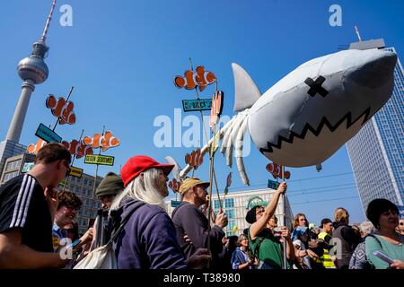 Berlin, Deutschland. 06 avr, 2019. 06.04.2019, manifestation contre l'explosion des prix de location. La marche de protestation contre la hausse des loyers de la Confédération par rapport aux déplacements et louer la folie, commencé sur l'Alexanderplatz à Berlin. Utilisation dans le monde entier | Credit : dpa/Alamy Live News Banque D'Images