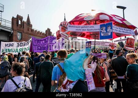 Berlin, Deutschland. 06 avr, 2019. 06.04.2019, manifestation contre l'explosion des prix de location. La manifestation contre la hausse des loyers à partir de mars le déplacement par rapport à la Confédération et louer la folie à l'Oberbaumbrucke Am Oberbaum à Berlin. Utilisation dans le monde entier | Credit : dpa/Alamy Live News Banque D'Images