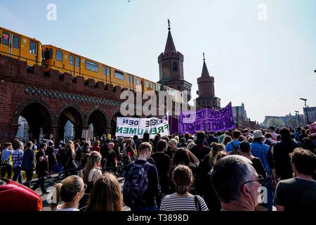 Berlin, Deutschland. 06 avr, 2019. 06.04.2019, manifestation contre l'explosion des prix de location. La manifestation contre la hausse des loyers à partir de mars le déplacement par rapport à la Confédération et louer la folie à l'Oberbaumbrucke Am Oberbaum à Berlin. Utilisation dans le monde entier | Credit : dpa/Alamy Live News Banque D'Images