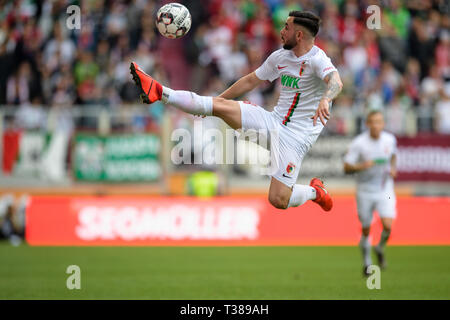 Augsburg, Allemagne. 07Th avr, 2019. Soccer : Bundesliga, FC Augsburg - 1899 Hoffenheim, 28e journée dans la WWK-Arena. Marco Richter de FC Augsburg joue la balle. Credit : Matthias Balk/DPA - NOTE IMPORTANTE : en conformité avec les exigences de la DFL Deutsche Fußball Liga ou la DFB Deutscher Fußball-Bund, il est interdit d'utiliser ou avoir utilisé des photographies prises dans le stade et/ou la correspondance dans la séquence sous forme d'images et/ou vidéo-comme des séquences de photos./dpa/Alamy Live News Banque D'Images