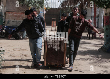 Gaza, Rafah, la Palestine. Apr 7, 2019. Des jeunes Palestiniens sont vu porter une cage avec des animaux lors d'une évacuation.Les membres de la Société internationale pour la protection des animaux quatre archets pour animaux sur la partie palestinienne pour les déplacer dans certaines zones protégées en Jordanie le 7 avril 2019. - Quarante animaux ont été secourus, dont cinq noirs sur les conditions difficiles dans la bande de Gaza, selon le groupe de bien-être animal le locateur a été exposé à des difficultés financières. Credit : Yousef Masoud SOPA/Images/ZUMA/Alamy Fil Live News Banque D'Images