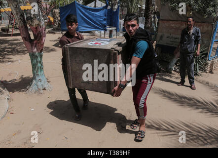 Gaza, Rafah, la Palestine. Apr 7, 2019. Des jeunes Palestiniens sont vu porter une cage avec des animaux lors d'une évacuation.Les membres de la Société internationale pour la protection des animaux quatre archets pour animaux sur la partie palestinienne pour les déplacer dans certaines zones protégées en Jordanie le 7 avril 2019. - Quarante animaux ont été secourus, dont cinq noirs sur les conditions difficiles dans la bande de Gaza, selon le groupe de bien-être animal le locateur a été exposé à des difficultés financières. Credit : Yousef Masoud SOPA/Images/ZUMA/Alamy Fil Live News Banque D'Images