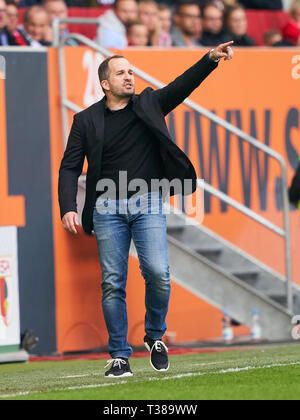 Augsburg, Allemagne. 07Th avr, 2019. Manuel BAUM, FCA coach, gesticuler, donner des instructions, action, seule image, le geste, un mouvement de la main, en soulignant, d'interpréter, de mimik, FC AUGSBURG - TSG 1899 HOFFENHEIM - DFL RÈGLEMENT INTERDIT TOUTE UTILISATION DES PHOTOGRAPHIES comme des séquences d'images et/ou quasi-vidéo - 1.German Soccer League, Augsbourg, le 7 avril 2019, Saison 2018/2019 journée 28, Bavaria, 1.Bundesliga Crédit : Peter Schatz/Alamy Live News Banque D'Images