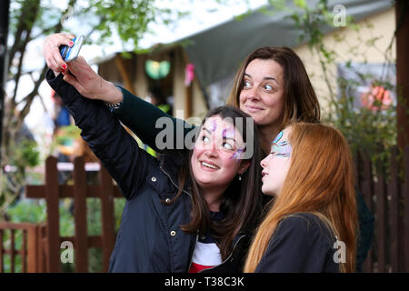 London, UK, UK. Apr 7, 2019. Les spectateurs sont vus prendre une avant l'selfies Oxford vs Cambridge Course de chèvres dans l'Est de Londres.Deux chèvres pygmées en compétition lors de la 10e course de chèvres d'Oxford et de Cambridge à Spitalfields City Farm, Bethnal Green dans l'Est de Londres. La collecte de fonds annuelle, qui a lieu en même temps que l'Oxford et Cambridge Boat Race, où deux chèvres, un nommé Hamish représentant Oxford et l'autre Hugo représentant Cambridge pour être couronné roi Billy. Credit : Dinendra Haria SOPA/Images/ZUMA/Alamy Fil Live News Banque D'Images