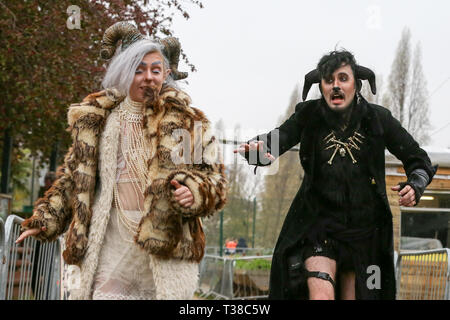 London, UK, UK. Apr 7, 2019. Des gens habillés en costumes de chèvres sont vus en cours d'exécution avant l'Oxford vs Cambridge Course de chèvres dans l'Est de Londres.Deux chèvres pygmées en compétition lors de la 10e course de chèvres d'Oxford et de Cambridge à Spitalfields City Farm, Bethnal Green dans l'Est de Londres. La collecte de fonds annuelle, qui a lieu en même temps que l'Oxford et Cambridge Boat Race, où deux chèvres, un nommé Hamish représentant Oxford et l'autre Hugo représentant Cambridge pour être couronné roi Billy. Credit : Dinendra Haria SOPA/Images/ZUMA/Alamy Fil Live News Banque D'Images