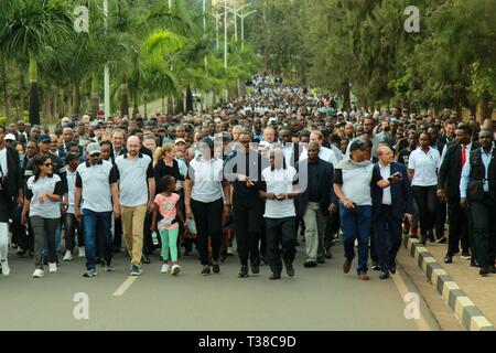 Kigali, Rwanda. Apr 7, 2019. Le président rwandais Paul Kagame (C, à l'avant), les invités et les jeunes participent à une marche pour se souvenir de l'événement pour commémorer le 25e anniversaire du génocide de 1994, à Kigali, capitale du Rwanda, le 7 avril 2019. Les Rwandais le dimanche a commencé la célébration pour marquer le 25e anniversaire du génocide de 1994 qui a fait plus de 1 millions de morts, essentiellement des Tutsis, avec le Président Paul Kagame appelant à la poursuite des efforts visant à transformer le pays. Credit : Cyril Ndegeya/Xinhua/Alamy Live News Banque D'Images