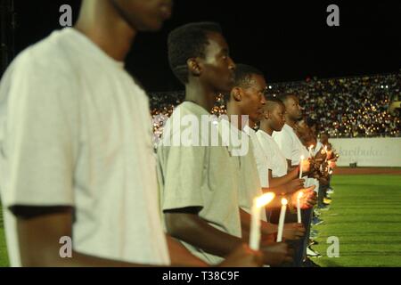 Kigali, Rwanda. Apr 7, 2019. Les jeunes Rwandais tenir un cierge à un vigile de nuit pour commémorer le 25e anniversaire du génocide de 1994, à Kigali, capitale du Rwanda, le 7 avril 2019. Les Rwandais le dimanche a commencé la célébration pour marquer le 25e anniversaire du génocide de 1994 qui a fait plus de 1 millions de morts, essentiellement des Tutsis, avec le Président Paul Kagame appelant à la poursuite des efforts visant à transformer le pays. Credit : Cyril Ndegeya/Xinhua/Alamy Live News Banque D'Images