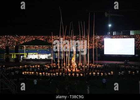 Kigali, Rwanda. Apr 7, 2019. Peuple Rwandais tenir un cierge à un vigile de nuit pour commémorer le 25e anniversaire du génocide de 1994, à Kigali, capitale du Rwanda, le 7 avril 2019. Les Rwandais le dimanche a commencé la célébration pour marquer le 25e anniversaire du génocide de 1994 qui a fait plus de 1 millions de morts, essentiellement des Tutsis, avec le Président Paul Kagame appelant à la poursuite des efforts visant à transformer le pays. Credit : Lyu Tianran/Xinhua/Alamy Live News Banque D'Images