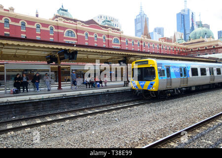 Metro Train à la gare de Flinders Street, Melbourne, Victoria, Australie Banque D'Images