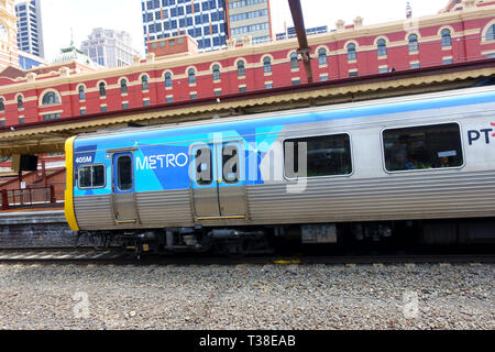 Metro Train à la gare de Flinders Street, Melbourne, Victoria, Australie Banque D'Images