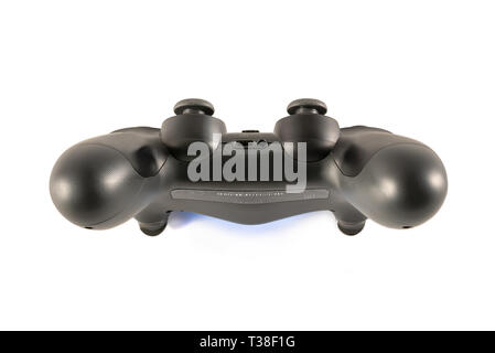 HEGGENES - 31 mars : Vue de face de la PlayStation 4 Dualshock sans fil noir du contrôleur de jeu vidéo isolated on white Banque D'Images