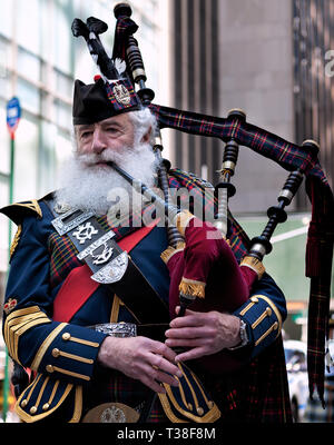 New York City, USA. 06 avr, 2019. Pour la 21e année le tartan National défilé pour célébrer les contributions faites par l'écossais et l'Americance écossais a eu lieu à New York. Comédien et acteur célèbre sir Billy Connolly a été cette année, le Grand Marshall. Credit : Gabriele Holtermann Gorden/Pacific Press/Alamy Live News Banque D'Images