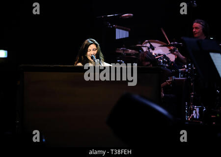 Torino, Italie. 06 avr, 2019. Le frioulan Elisa auteur-compositeur sur la scène de l'Auditorium Giovanni Agnelli de Turin en Italie, avec sa nouvelle tournée 'Diari Aperti' . Crédit : Bruno Brizzi/Pacific Press/Alamy Live News Banque D'Images