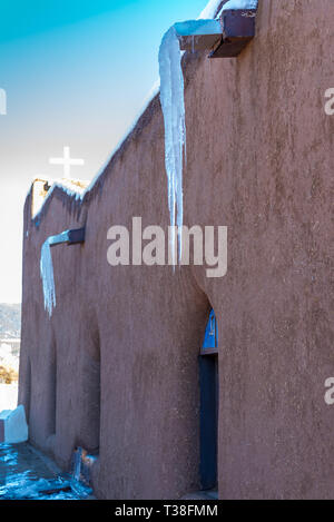 TAOS PUEBLO, Nouveau Mexique - États-Unis - le 19 novembre 2015 : église de San Geronimo, détruit à plusieurs reprises depuis qu'il a été construit par la colonisation espagnole Banque D'Images