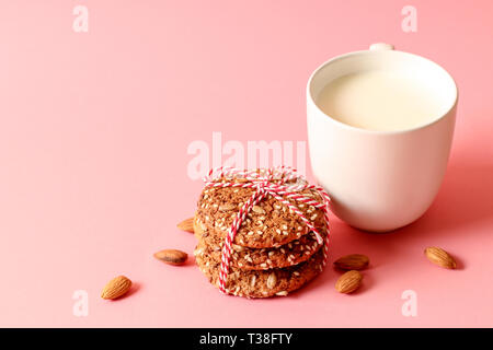 Cookies aux pépites de chocolat au lait sur la table rose. Copy space Banque D'Images