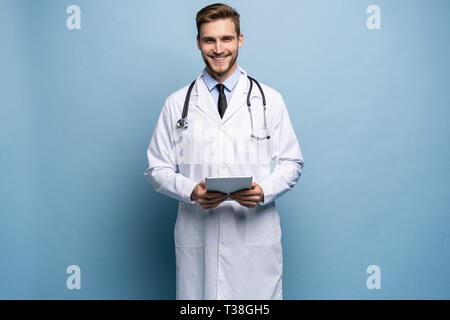 Portrait of jeune médecin sur fond bleu. Banque D'Images