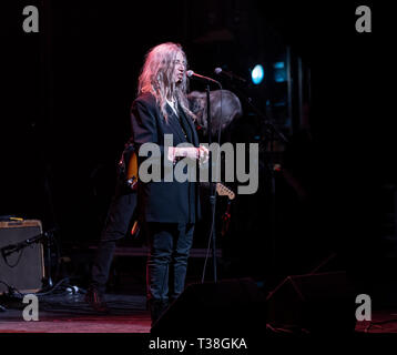 New York, États-Unis. Le 04 Avr, 2019. Patti Smith joue sur la scène au cours de Jazz Foundation of America Benefit concert grande nuit de Harlem au Apollo Theater Crédit : Lev Radin/Pacific Press/Alamy Live News Banque D'Images