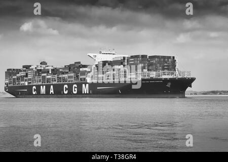 Moody photo noir et blanc du porte-conteneurs géant CMA CGM GEORG FORSTER, quittant le port de Southampton. Banque D'Images