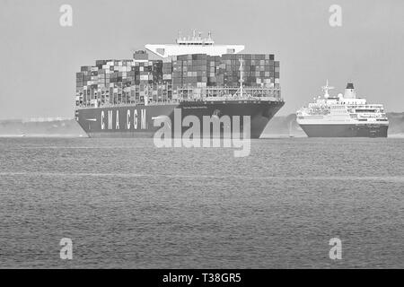 Photo en noir et blanc du navire porte-conteneurs, CMA CGM GEORG FORSTER, de quitter le port de Southampton, le Port de passage de SAPHIR SAGA. Banque D'Images