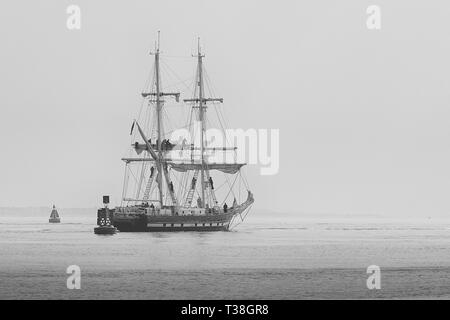 Photo en noir et blanc de marins sur le navire de formation, TS (royaliste), grand voilier au départ du Port de Southampton, 28 mars 2019. Banque D'Images