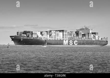 Photo en noir et blanc du porte-conteneurs, MSC ASYA, entre dans le chenal en eau profonde alors qu'il approche du port de Southampton, au Royaume-Uni Banque D'Images