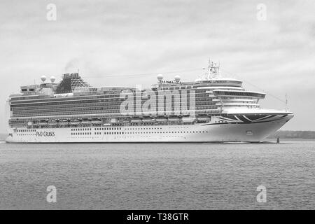 Photo en noir et blanc de la P&O Cruises, Cruise Ship géant, l'AZURA, en cours à Southampton Water, au départ du Port de Southampton, Royaume-Uni. Mars 2019. Banque D'Images