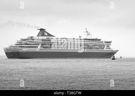 Photo en noir et blanc de la FRED OLSEN CRUISE LINES, bateau de croisière, Balmoral, en cours, au départ du Port de Southampton, Royaume-Uni. 22 mars 2019. Banque D'Images