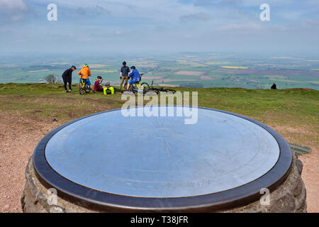 Les cyclistes près de l'toposcope sur le sommet de l', Wrekin Telford & Wrekin, Shropshire Banque D'Images