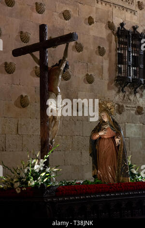 Salamanque, Espagne ; Mars 2017 : Procession de la Confrérie de l'Université du Très Saint Christ de lumière et Notre Dame de la sagesse, défiler sur la sainte Tuesd Banque D'Images