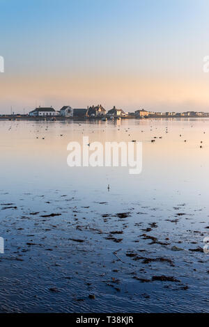 Mudeford Quay au coucher du soleil, prises à partir de Christchurch Harborough Hotel. Dorset, sur la côte sud de l'Endland UK. En regardant le Club de voile de Highcliffe Banque D'Images