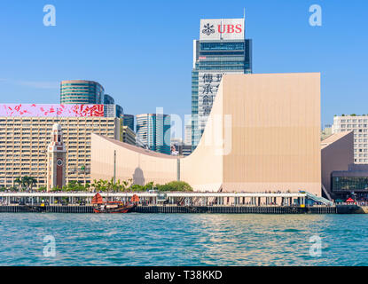 Centre Culturel de Hong Kong, et de l'horloge donnent sur le quai public de Kowloon et mouillée à Dukling junk boat, Tsim Sha Tsui, Kowloon, Hong Kong Banque D'Images