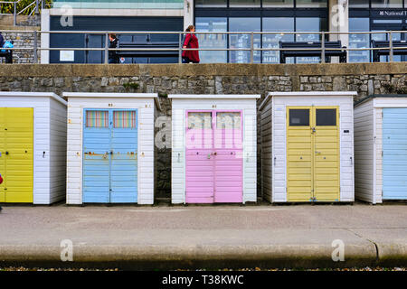 Les cabanes de plage au port de Cobb, Lyme Regis, dans le Dorset. Banque D'Images