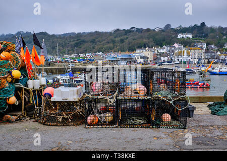 Sur la photo, les filets de pêche et des paniers à l'Harbour Cobb, Lyme Regis Dorset sur la côte jurassique. Banque D'Images