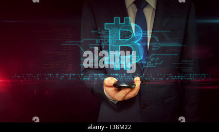 Businessman using smartphone avec hologramme de bitcoin. Cyber business, blockchain et symbole cryptocurrency concept abstrait. Technologie futuriste. Banque D'Images