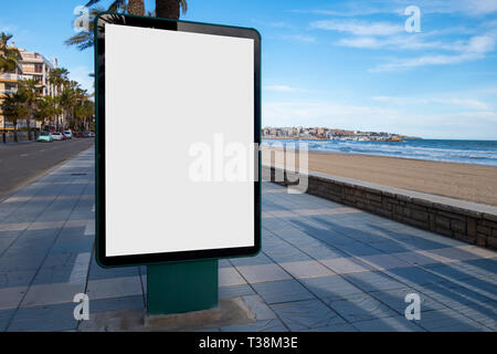 Blank billboard des maquettes à côté de la plage Banque D'Images