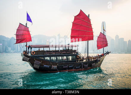 Jonque de Hong Kong dans le port de Victoria, l'Aqualuna coucher du soleil voile, le port de Victoria, Hong Kong Banque D'Images