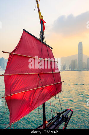 Détail de la voile Aqualuna junk boat au coucher du soleil avec l'horizon derrière l'île de Hong Kong, le port de Victoria, Hong Kong Banque D'Images