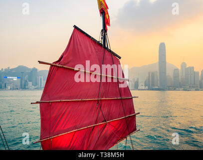 Détail de la voile Aqualuna junk boat au coucher du soleil avec l'horizon derrière l'île de Hong Kong, le port de Victoria, Hong Kong Banque D'Images