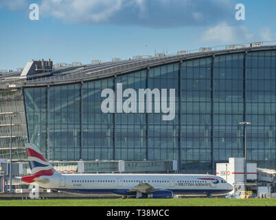 Londres, ANGLETERRE - Mars 2019 : British Airways Airbus A321 avion de circuler au-delà de la construction du Terminal 5 à l'aéroport Heathrow de Londres. Banque D'Images