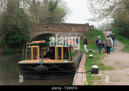 Les membres du public à bord du John Pinkerton 15-04 pour une excursion en bateau ou croisière sur le Canal de Basingstoke, Hampshire, à Odiham UK Banque D'Images