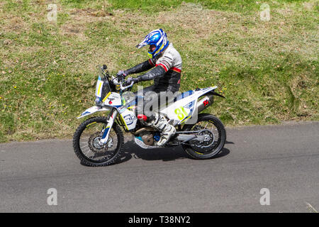 Chorley, Lancashire, Royaume-Uni. Avril, 2019. Hoghton Tower 43ème Sprint Moto. Rider 81 Robert Bentham de Wilmslow équitation un 2018 698cc Husqvarna 701 Fin Banque D'Images