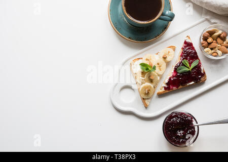 Différents types de sandwichs pour le petit déjeuner des enfants sains sans sucre, avec de confiture de bananes,.l'espace pour le texte. Fermer sup. Banque D'Images