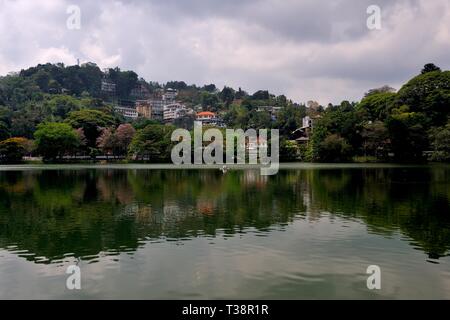 Vue sur le lac Kandy du temple de la dent et les montagnes, Sandy, Sri Lanka Banque D'Images