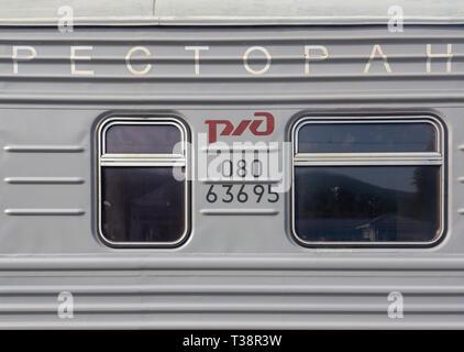 Sotchi, Russie - Août 24, 2018 : voiture-restaurant dans le train avec l'inscription en restaurant russe Banque D'Images