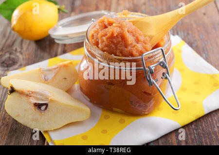 Pot de confiture de coing et de citron fait maison sur une table rustique Banque D'Images