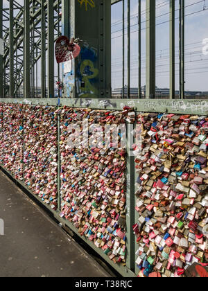Cologne, Allemagne, 6 avril 2019. D'innombrables cadenas colorés par les amateurs de gauche sur une clôture sur pont Hohenzollern Banque D'Images
